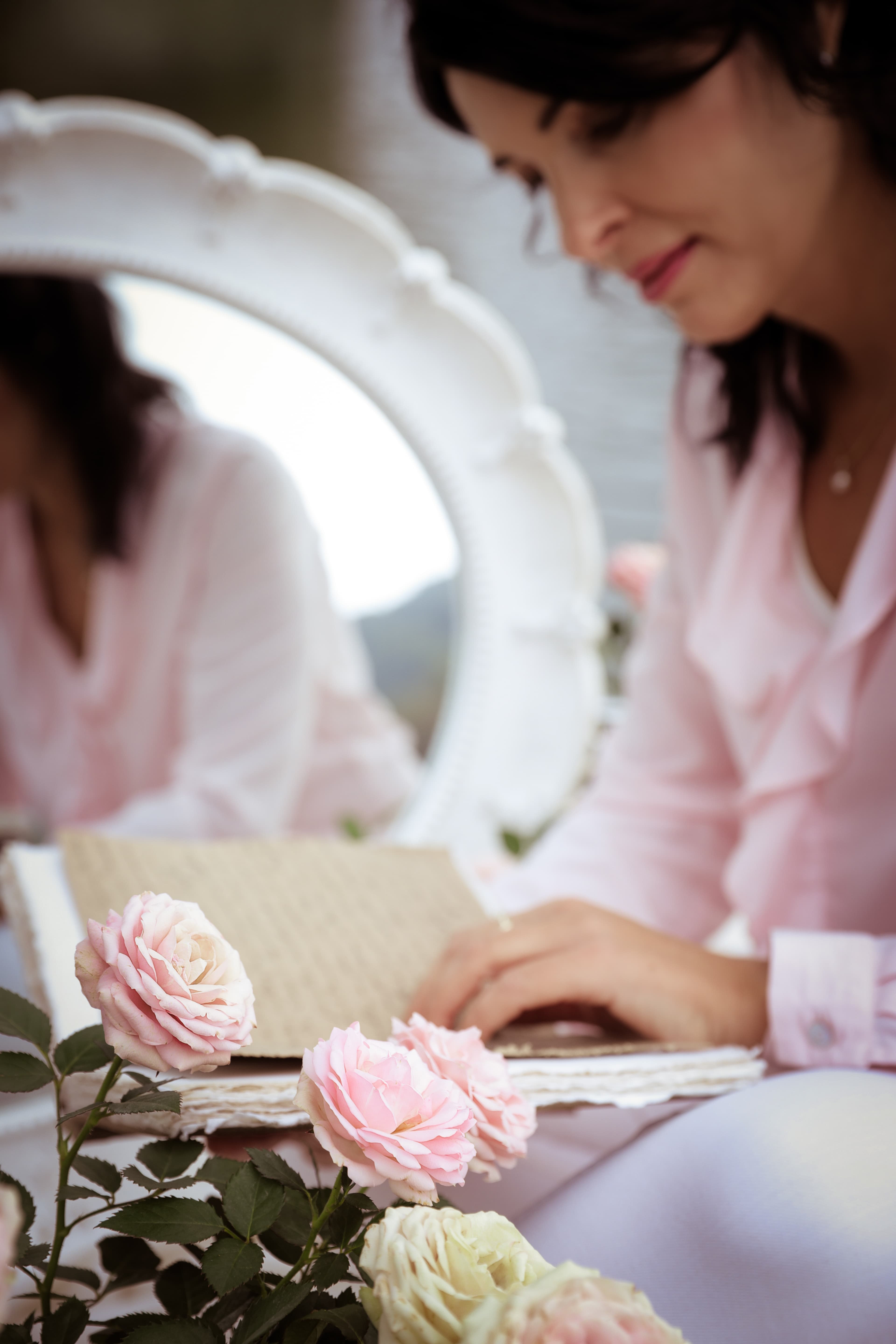 Frau mit Spiegel und Blumen