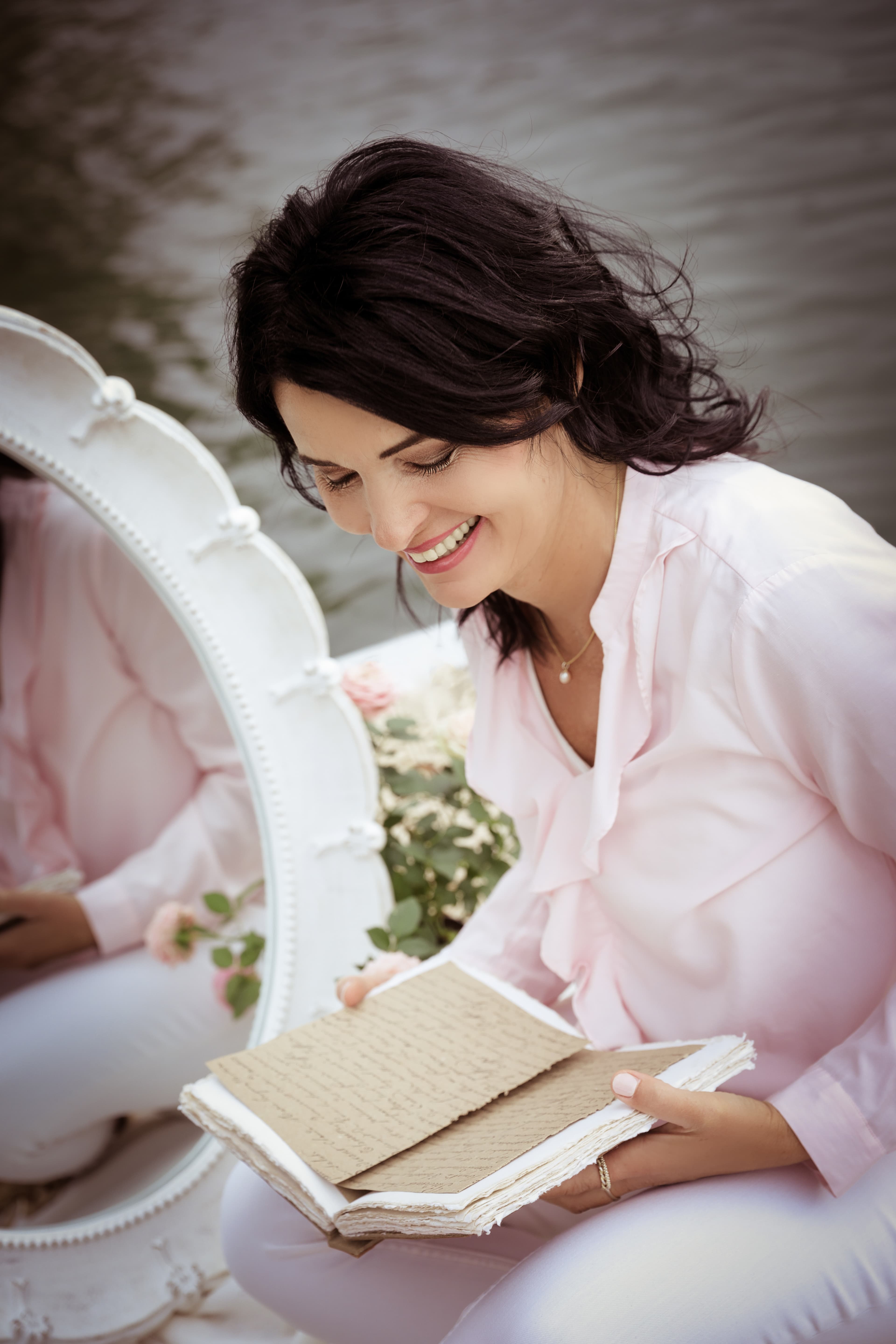 Lächelnde Frau mit Buch